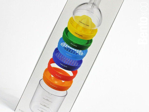 Une bouteille en plastique qui rassemble 8 ustensiles indispensables à la cuisine de tous les jours.