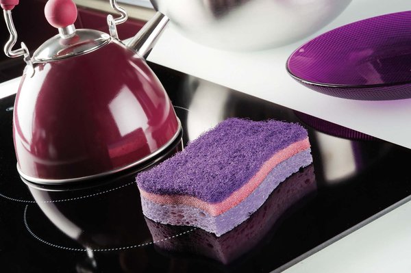 Violette pour les surfaces délicates comme les plaques vitrocéramique.