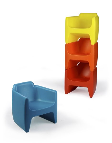 Ce fauteuil en polyéthylène HD teinté dans la masse résiste aux UV et à des températures de -30 à +50°C. L 51,6 x P 48 x H 25,80 cm. Existe en 17 coloris. 270 €. My First Translation Armchair Junior. Design Alain Gilles. Qui est Paul ? www.qui-est-paul.com