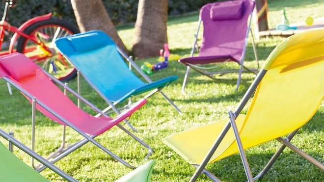 Des Chiliennes colorées pour un jardin façon tutti frutti. Structure aluminium traité époxy et polyester. 52 x 40 x 63 cm. 7,99 € pièce. Chilienne enfant. Collection Tutti Frutti. Hespéride. www.hesperide.net