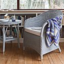 Le Lloyd Loom se prête particulièrement à une ambiance british, teintée d’un esprit de détente. Avec cette table basse et ce fauteuil de Kok Maison, le « tea time » n’aura jamais été aussi dépaysant.