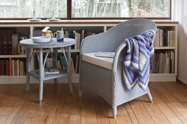 Le Lloyd Loom se prête particulièrement à une ambiance british, teintée d’un esprit de détente. Avec cette table basse et ce fauteuil de Kok Maison, le « tea time » n’aura jamais été aussi dépaysant.