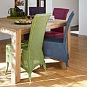 Pour apporter de la fantaisie à une salle à manger un peu trop classique, Kok Maison propose de choisir un modèle de chaises, que vous pourrez décliner en autant de couleurs.