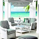 Lloyd/Flanders a créé une collection Réflexions autour de la détente et de la relaxation, pour une évasion au quotidien. Recouvrant les coussins, le tissu apporte une touche résolument moderne, avec son jeu graphique de lignes.