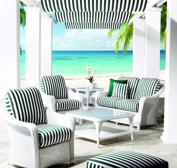 Lloyd/Flanders a créé une collection Réflexions autour de la détente et de la relaxation, pour une évasion au quotidien. Recouvrant les coussins, le tissu apporte une touche résolument moderne, avec son jeu graphique de lignes.