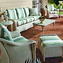 Sous un porche ou une pergola, le mobilier de Lloyd/Flanders permet de créer une véritable ambiance, où le présent semble figer sur une image du passé. Les couleurs plus vives des tissus apportent un contraste dans la modernité.