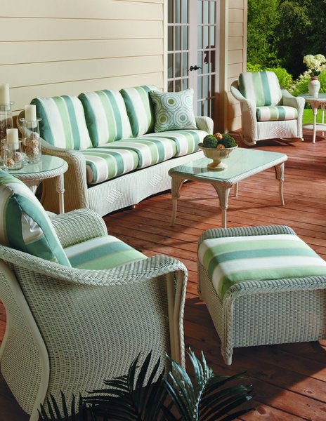 Sous un porche ou une pergola, le mobilier de Lloyd/Flanders permet de créer une véritable ambiance, où le présent semble figer sur une image du passé. Les couleurs plus vives des tissus apportent un contraste dans la modernité.