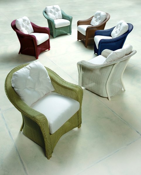 Si le Lloyd Loom se fait idéal pour les intérieurs traditionnels, il s’intègre également à une pièce plus épurée. Ces fauteuils de Lloyd/Flanders jouent sur des formes en rondeur, avec un travail discret de la couleur.