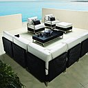 Avec ce mobilier indoor, Lloyd/Flanders veut prouver que le Lloyd Loom peut se concevoir dans un esprit contemporain. Le tissage s’intègre à une structure en acier inoxydable, où le style défi la pérennité du temps.