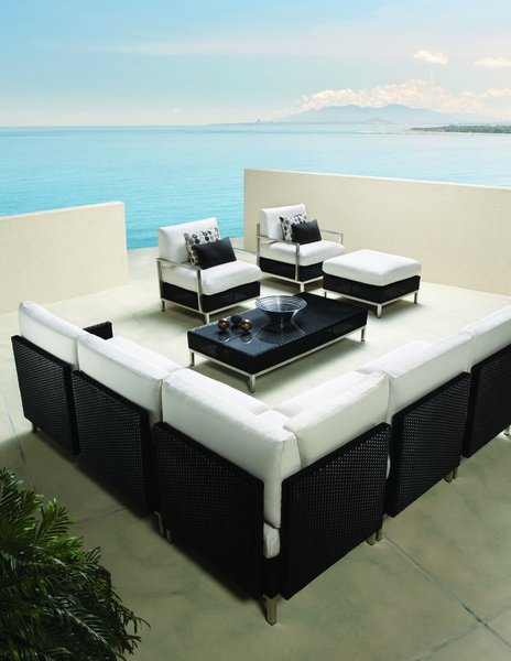 Avec ce mobilier indoor, Lloyd/Flanders veut prouver que le Lloyd Loom peut se concevoir dans un esprit contemporain. Le tissage s’intègre à une structure en acier inoxydable, où le style défi la pérennité du temps.