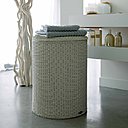 L’habillage Lloyd Loom se fait sur-mesure avec ce panier à linge Rondo de Vincent Sheppard, dont le cadre est en bois contre-plaqué. La salle de bains devient une pièce grand luxe, grâce à son cannage particulier.