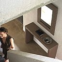 Comment aménager un couloir ? Avec élégance et simplicité, grâce à cette console et ce miroir de Vincent Sheppard. Le Lloyd Loom se suffit à lui-même, pour donner du caractère à une pièce, où la surface est réduite.