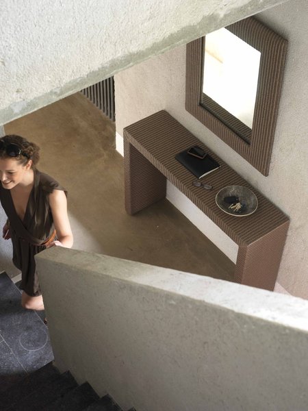 Comment aménager un couloir ? Avec élégance et simplicité, grâce à cette console et ce miroir de Vincent Sheppard. Le Lloyd Loom se suffit à lui-même, pour donner du caractère à une pièce, où la surface est réduite.