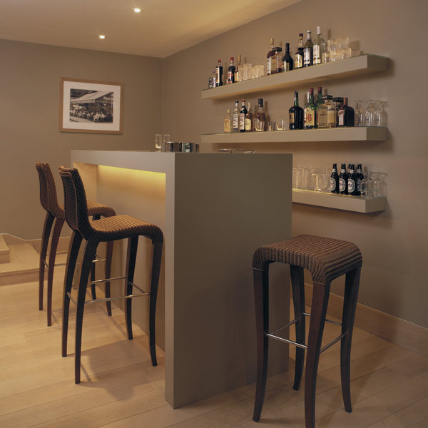 Les chaises ou tabourets hauts Claudia de Vincent Sheppard offrent des sièges idéals, pour s’installer autour du bar. Dans une ambiance très british, les lignes courbes de la structure en hêtre apporte un sentiment de plénitude.