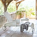 La chaise longue Deauville Lounger offre une assise des plus confortables, pour se prélasser au soleil. Vincent Sheppard propose sept coloris, pour une intégration en harmonie avec le jardin, sur un cadre en aluminium.