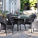 Grâce à sa robustesse, le Lloyd Loom s’inscrit à merveille dans le mobilier extérieur, pour résister au temps et aux intempéries. Les chaises Victor et la table Nîmes de Vincent Sheppard présente des lignes courbes tout en harmonie.