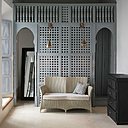 Chez Vincent Sheppard, le Lloyd Loom s’invite dans n’importe quel intérieur, pour mettre en valeur la décoration. Dans un esprit oriental, les ondulations du sofa Sydney répondent à celles des ouvertures.