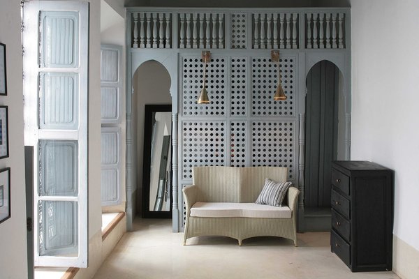 Chez Vincent Sheppard, le Lloyd Loom s’invite dans n’importe quel intérieur, pour mettre en valeur la décoration. Dans un esprit oriental, les ondulations du sofa Sydney répondent à celles des ouvertures.