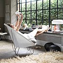 Optimiser le confort, tel est l’ambition de Vincent Sheppard avec ce fauteuil Lazy Joe. L’acier tubulaire du piètement offre une certaine plénitude, comme si l’assise flottait dans les airs. Des heures de farniente en perspective !