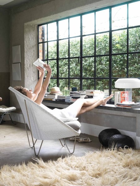 Optimiser le confort, tel est l’ambition de Vincent Sheppard avec ce fauteuil Lazy Joe. L’acier tubulaire du piètement offre une certaine plénitude, comme si l’assise flottait dans les airs. Des heures de farniente en perspective !