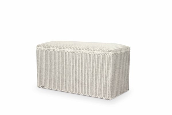 Idéal pour les enfants, ce coffre à jouets Recto de Vincent Sheppard offre une simplicité dans la manipulation, évitant au maximum les accidents domestiques. Un rangement qui sera se montrer solide face au temps et surtout aux enfants.