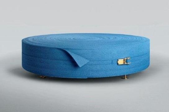 Grand pouf zippé par Fredrickson Stallard.