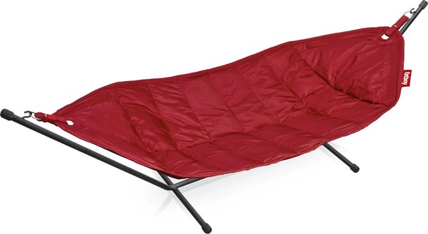 Un hamac composé d'une structure en acier noir anticontorsion et d'une toile nylon outdoor. 140 x 280 cm. 389 €. Hamac Headmock. Le Cèdre Rouge. www.lecedrerouge.com.