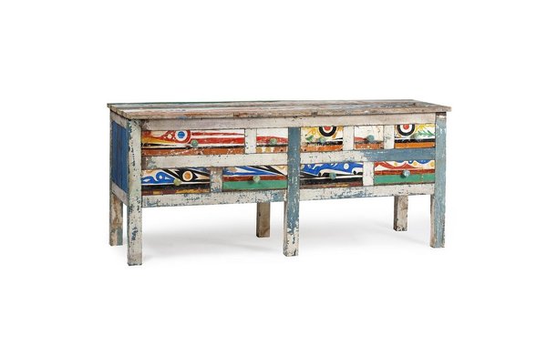 Ce meuble à neuf tiroirs, modèle Dinouar, peut faire office de meuble pour télévision, ou de banc d'appoint. A vous de l'intégrer dans votre intérieur.