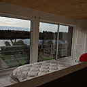 La chambre profite d’un balcon naturel sur la Seine, en passant visuellement au dessus de la haie clôturant le terrain.