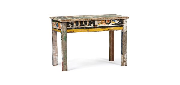 Cette petite table, modèle Touba, dispose de tiroirs intégrés très pratiques. Elle peut jouer le rôle de table de repas ou de bureau.