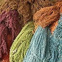 La méthode traditionnelle implique de filer la laine et de la teindre avec des colorants naturels, issus des végétaux, des minéraux, voire des animaux.