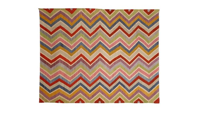Les kilims ne représentent pas que des motifs compliqués. Ici un tapis neuf très moderne avec ses zigzags colorés ! Sur www.triff.com