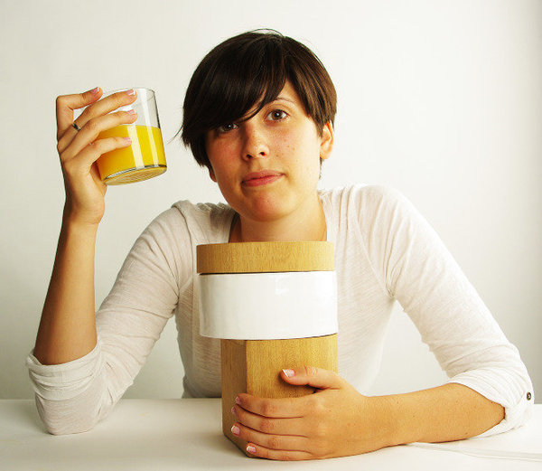 La designer Natalia Coll et sa création Edwin le presse agrumes en bois et céramique.