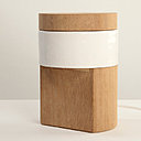 Après usage, l'objet se recouvre d'un bouchon en bois.