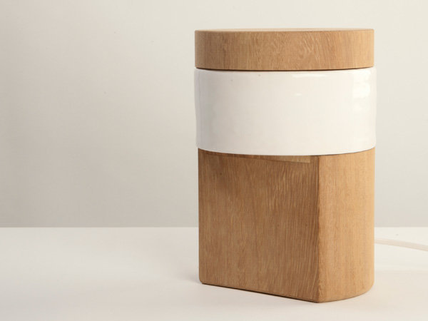 Après usage, l'objet se recouvre d'un bouchon en bois.