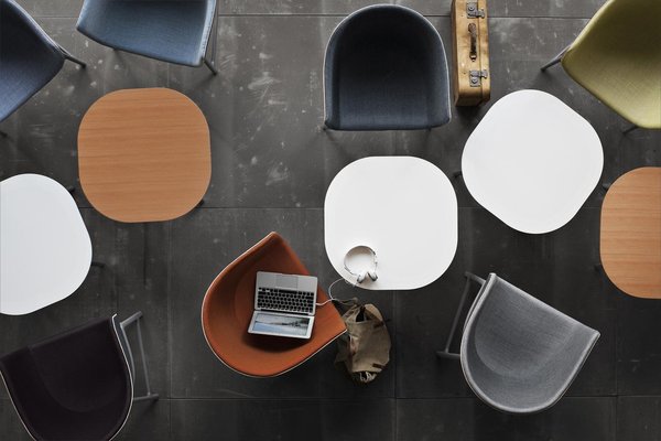 La gamme minuscule de Fritz Hansen et Cecilie Manz peut aussi jouer les mobilier d'espaces publics, pour patienter confortablement.