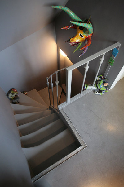 L’entrée et l’escalier exigus ont été dégagés.