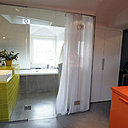 Le sol a été recouvert d’un béton, hydrofugé et patiné par une cire d’aspect brillant. Il nappe tout l’espace.