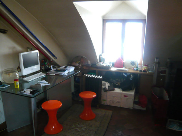 Le bureau initial avait été installé provisoirement et sommairement près d’une fenêtre de toit. Aujourd’hui, à cet endroit, la salle de bains profite d’une magnifique vue sur les toits en zinc de Paris.