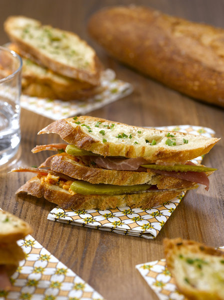 Mythique, le célèbre jambon-beurre revu et corrigé façon millefeuille  pour l'apéro.