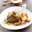 Le fruité juteux des pêches s'associe à merveille avec la délicatesse des médaillons de veau.