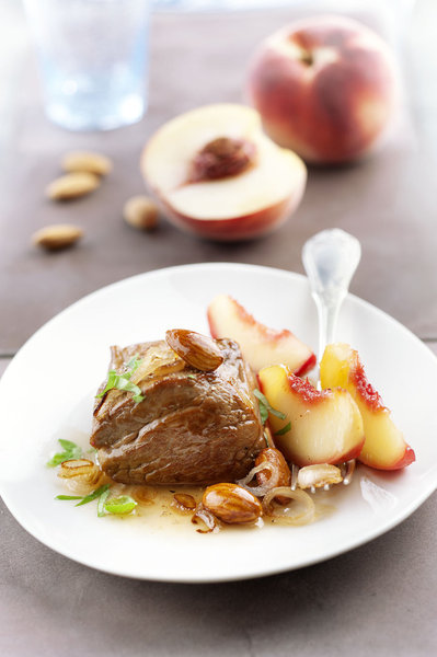 Le fruité juteux des pêches s'associe à merveille avec la délicatesse des médaillons de veau.