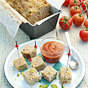 En terrine, le pain de veau aux tomates confites et pistaches se déguste facilement  lors d'un déjeuner sur l'herbe.