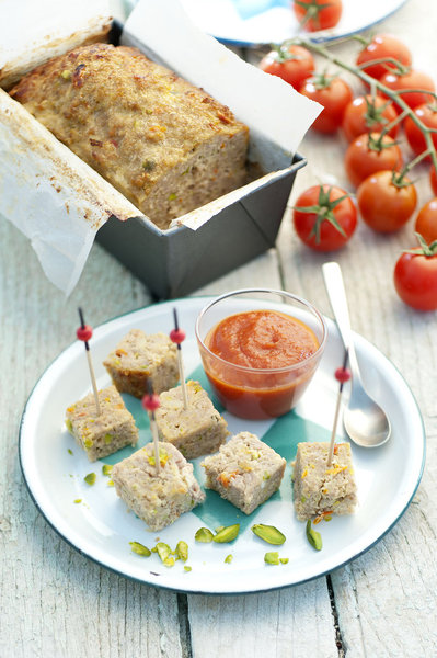 En terrine, le pain de veau aux tomates confites et pistaches se déguste facilement  lors d'un déjeuner sur l'herbe.