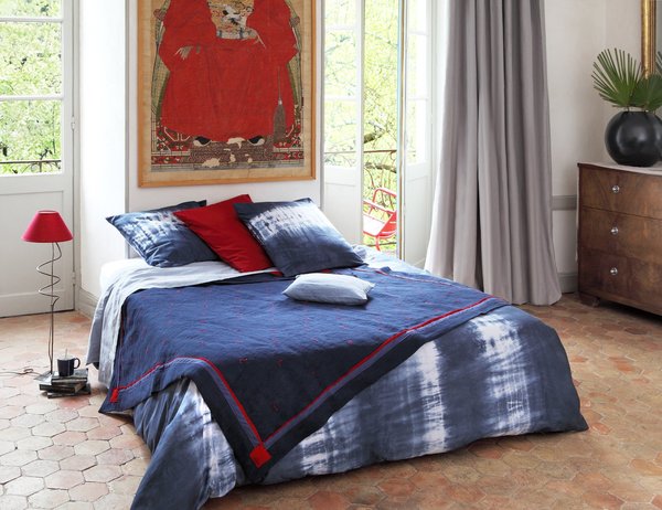 Travelling sur une chambre bleue et rouge qui invite au voyage
