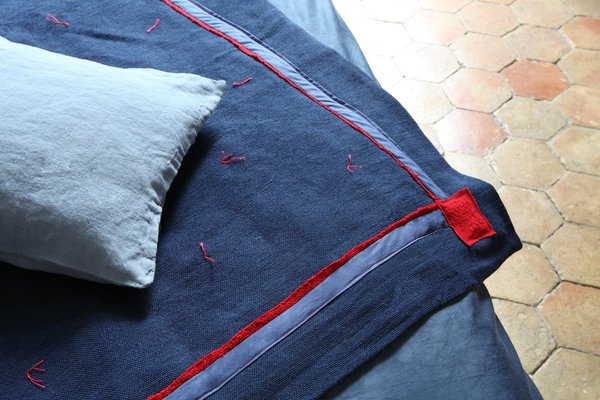 Le gris perle s'accommode bien joue des bleus et des rouges.