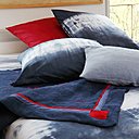 Coussins, oreillers, plaid et couettes se jouent des couleurs.