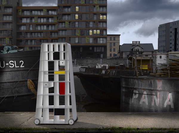 Pour Amos Design, Vladimir Ambroz conçoit le meuble Moving Mondrian, dans une trame légèrement différente. La bibliothèque est munie de roues, pour voyager aux quatre coins du monde.