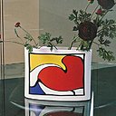 En céramique blanche, le vase Mathi Design se prête avec élégance aux couleurs de Mondrian. S’affranchissant du cadre rigide d’origine, la composition prend la forme d’une spirale, pour mieux mettre en valeur les compositions florales.