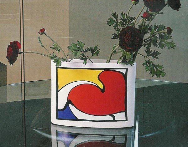 En céramique blanche, le vase Mathi Design se prête avec élégance aux couleurs de Mondrian. S’affranchissant du cadre rigide d’origine, la composition prend la forme d’une spirale, pour mieux mettre en valeur les compositions florales.